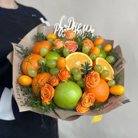 Фруктовый букет с апельсинами яблоками и виноградом